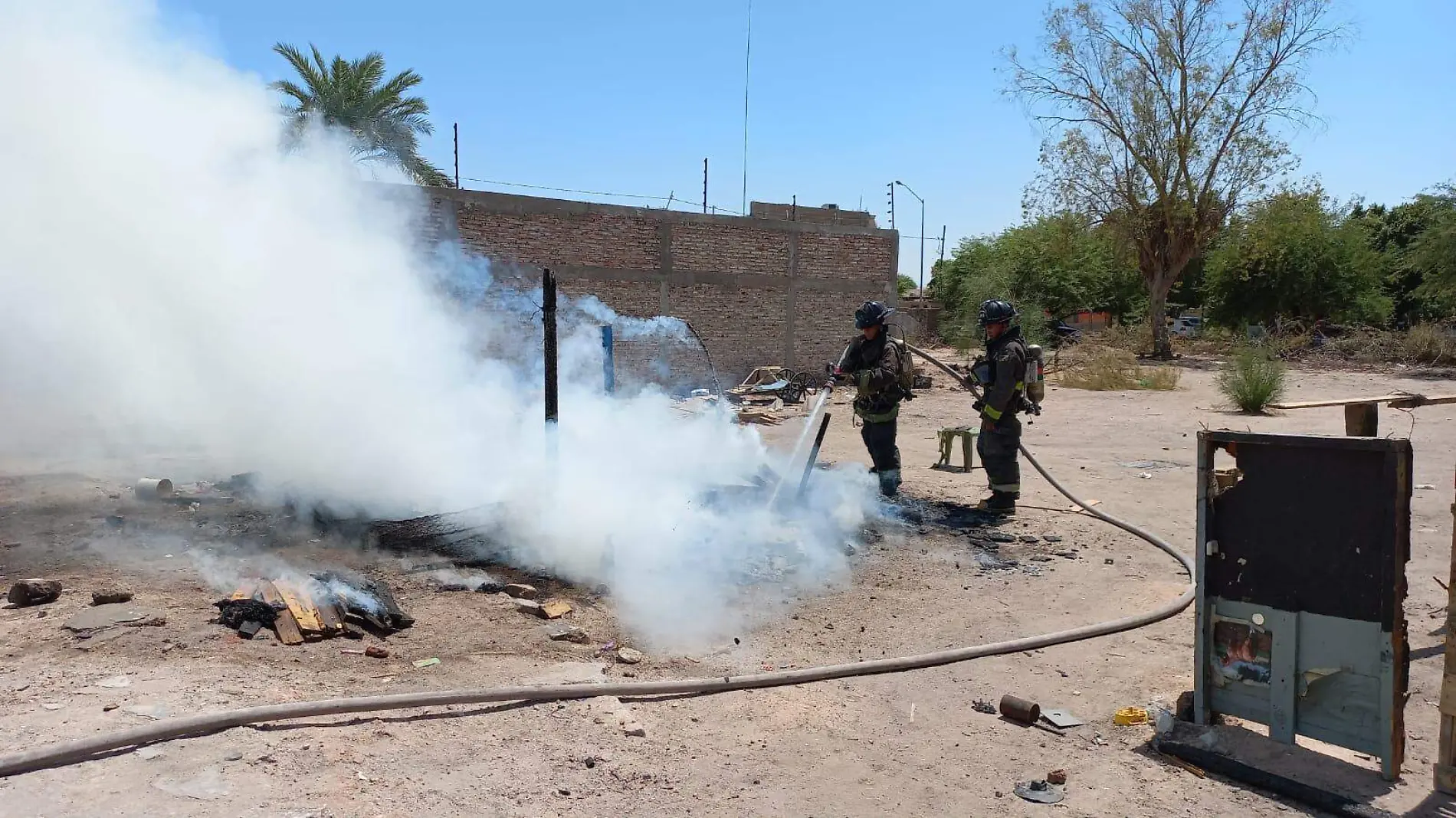 Bomberos Voluntarios apagaron otro fuerte incendio en un cuarto de madera y plásticos que indigentes construyeron en el terreno baldío del callejón Libertad entre calles 7 y 8